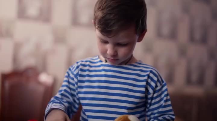 video-kopalsya-v-maminih-veshah-na-video-muzh-i-ego-molodaya-lyubovnitsa